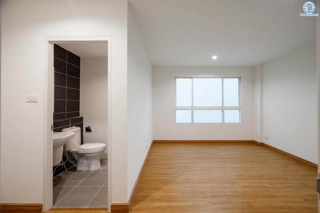 บ้านมือสองตกแต่งใหม่ ทาวน์โฮม 3 ชั้น โครงการ พรีเมี่ยมเพลส รามอินทรา เนื้อที่ 21.2 ตร.ว. ฟังก์ชัน 3 ห้องนอน 4 ห้องน้ำ 2 ที่จอดรถ ทำเลใจกลางเมือง เชื่อมต่อทั้ง ถ.ประเสริฐมนูญกิจ, ถ.ลาดพร้าว, ถ.รามอินทรา ใกล้ทางด่วน "รามอินทรา" และรถไฟฟ้าสายสีชมพู "สถานีมัยลาภ"